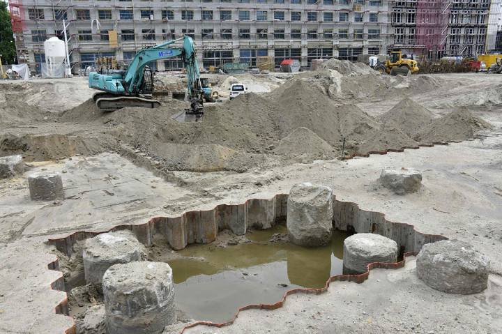 Pasukan penjinak bom polisi akan berusaha menjinakkan bom di kemudian hari, sementara daerah-daerah terdekat akan tetap ditutup untuk menghindari hal-hal yang tidak diinginkan.