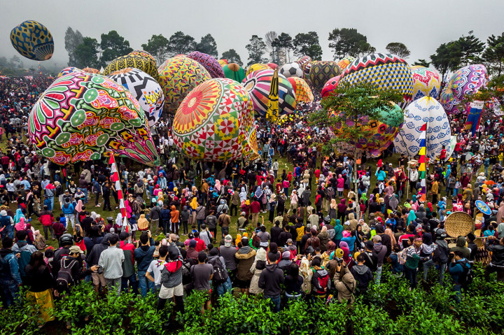 Selain menjaga tradisi dan daya tarik wisata, festival tersebut juga menjadi edukasi menerbangkan balon udara yang aman dengan cara ditambatkan di tanah agar tidak mengganggu lalu lintas udara. Antara Foto/Aji Styawan