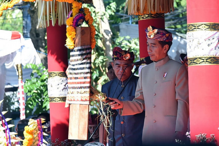 Sebelumnya, Jokowi didampingi oleh Mendikbud Muhadjir Effendy, Gubernur Bali I Wayan Koster, dan Sekretaris Kabinet Pramono Anung menandai pelepasan pawai PKB dengan pemukulan kulkul yang kemudian disambut Tabuh Ketug Bumi persembahan Institut Seni Indonesia (ISI) Denpasar, sekaligus mengiringi maskot PKB Siwa Nataraja. Biro Pers Sekretariat Presiden/Rusman 