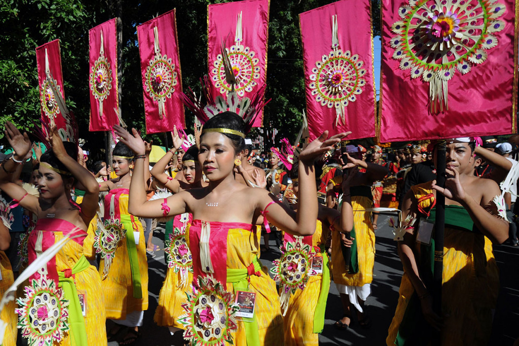 Kemudian berturut-turut, peserta pawai memulai rangkaiannya. Beragam kesenian dari daerah Bali ditampilkan, mulai dari Kabupaten Bangli, Badung, Karangasem, Kota Denpasar, Tabanan, Jembrana, Buleleng, Klungkung, dan Gianyar. AFP Photo/Sony Tumbelaka