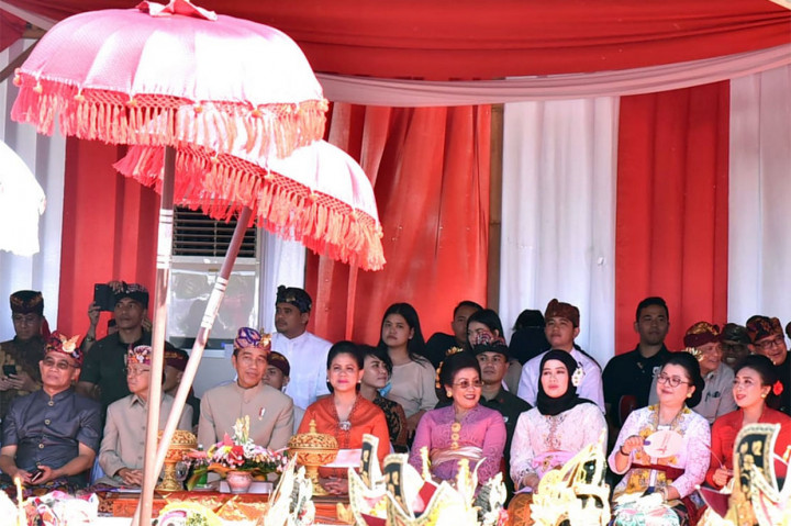 Jokowi dan Ibu Negara Ny Iriana tampak antusias menyaksikan iring-iringan peserta pawai Pesta Kesenian Bali (PKB) 2019. Biro Pers Sekretariat Presiden/Rusman 