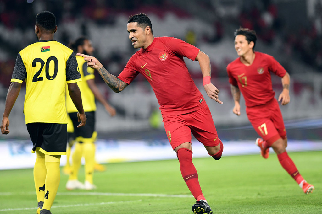 Striker naturalisasi Alberto Gonzalves membuka keunggulan Tim Merah Putih saat laga baru berjalan 2 menit lewat sontekannya menyambut umpan silang Andik Vermansyah. Antara Foto/Hafidz Mubarak A