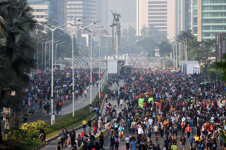 Warga memadati area hari bebas kendaraan bermotor (HBKB) atau car free day di Jalan MH Thamrin, Jakarta, Minggu, 16 Juni 2019. 