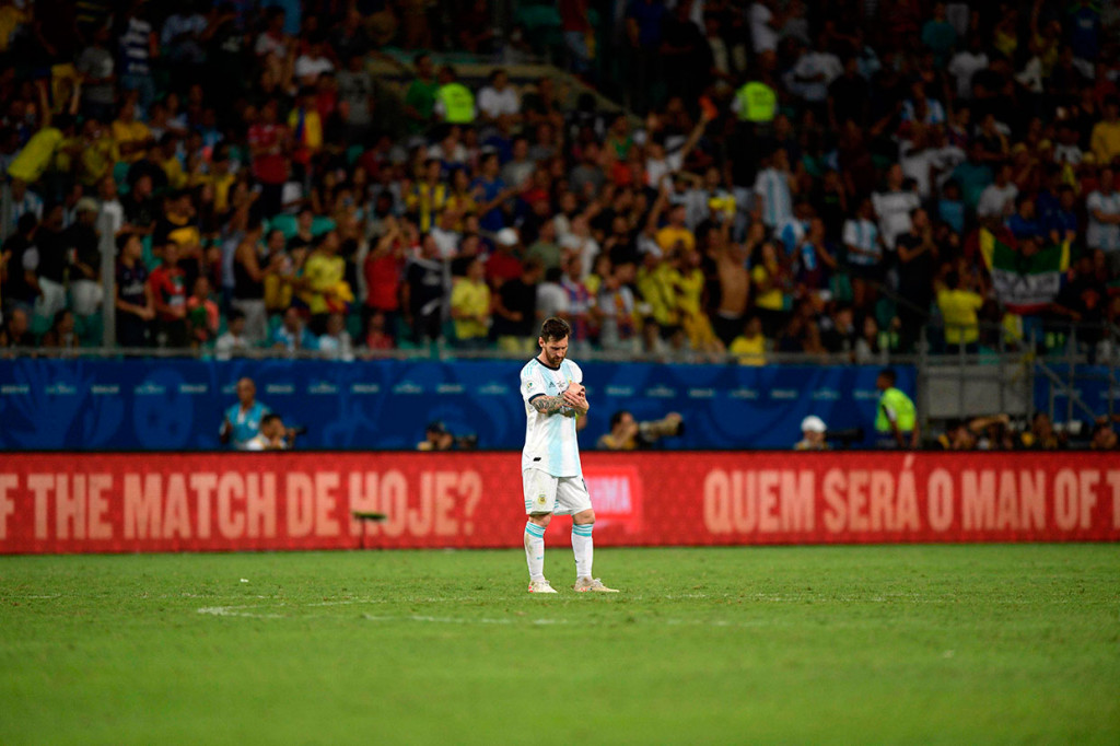 Kapten Timnas Argentina Lionel Messi tertegun di tengah lapangan usai timnya takluk 0-2 dari Kolombia pada laga pembuka Copa America Grup B di Fonte Nova Arena, Salvador, Brasil, Minggu, 16 Juni 2019 WIB. Tim Tango takluk 0-2.
