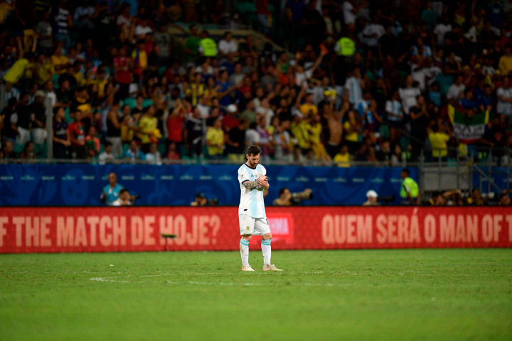 Kapten Timnas Argentina Lionel Messi tertegun di tengah lapangan usai timnya takluk 0-2 dari Kolombia pada laga pembuka Copa America Grup B di Fonte Nova Arena, Salvador, Brasil, Minggu, 16 Juni 2019 WIB. Tim Tango takluk 0-2.