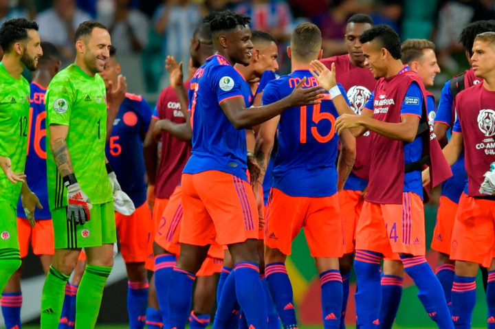 Pemandangan berbeda terlihat saat para pemain Kolombia merayakan keberhasilan mereka menaklukkan Tim Tango. Mereka saling berpelukan dan berjabat tangan dengan rasa gembira.