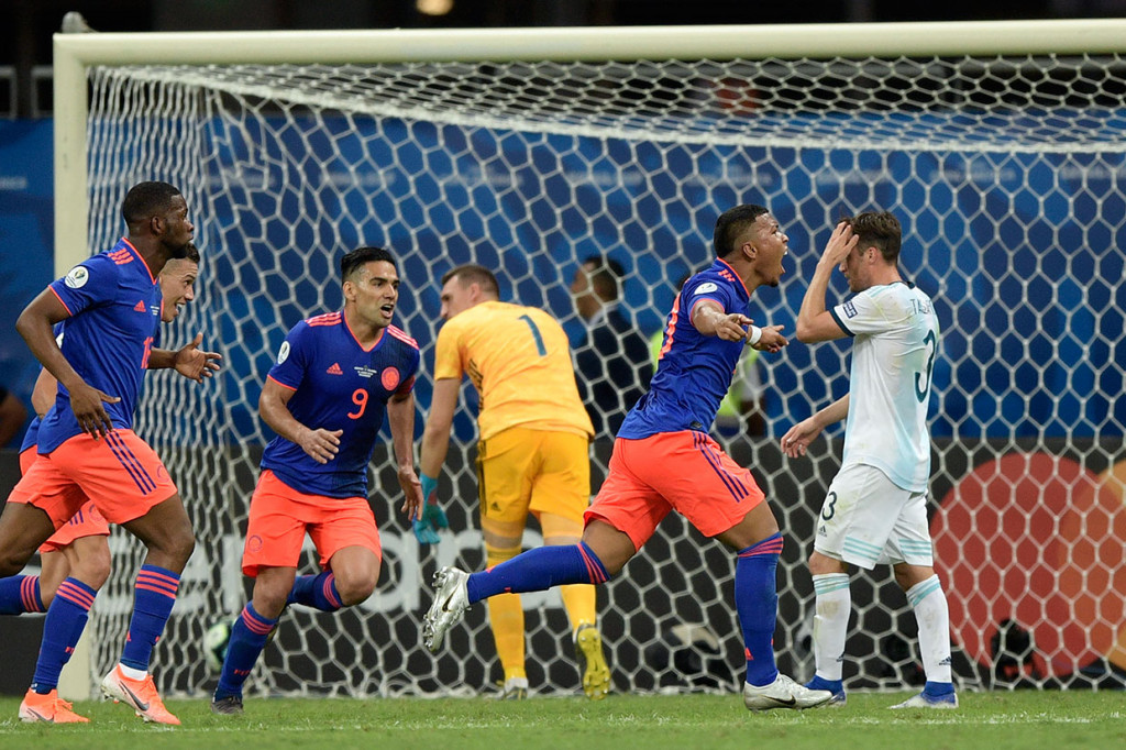Selebrasi Roger Martinez usai menaklukkan kiper Argentina Franco Armani.