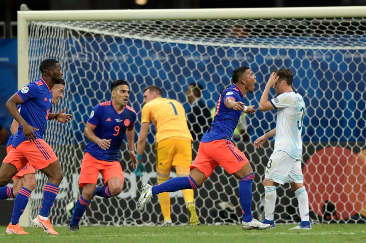 Selebrasi Roger Martinez usai menaklukkan kiper Argentina Franco Armani.