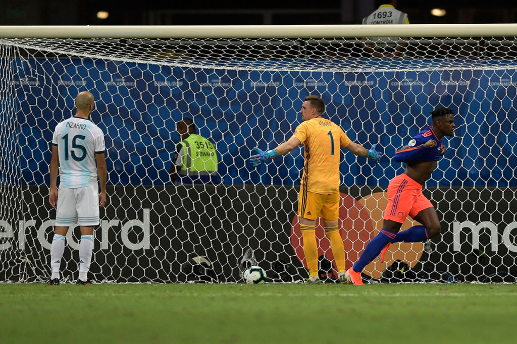 Duvan Zapata melakukan selebrasi, sementara Franco Armani terlihat kecewa setelah gawangnya kembali kebobolan untuk kedua kalinya.