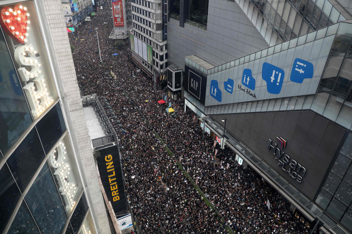 Pengunjuk rasa juga menuntut Carrie Lam meletakkan jabatan, sehari setelah Kepala Eksekutif Hong Kong itu menunda proses rancangan undang-undang ekstradisi. Carrie Lam memutuskan menunda RUU tersebut di tengah tekanan masif pedemo yang terjadi sejak sepekan terakhir.