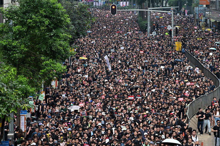 Carrie Lam pada Sabtu, 15 Juni 2019 menunda untuk waktu yang tidak ditentukan RUU yang dapat mengirim orang ke China Daratan untuk menghadapi pengadilan, dan menyampaikan kepedihan yang mendalam dan penyesalan. Tindakan tersebut adalah salah satu perubahan politik paling penting oleh pemerintah Hong Kong sejak Inggris mengembalikan wilayah itu kepada Tiongkok pada 1997, dan itu mengundang pertanyaan mengenai kemampuan Lam untuk terus memimpin kota tersebut. 