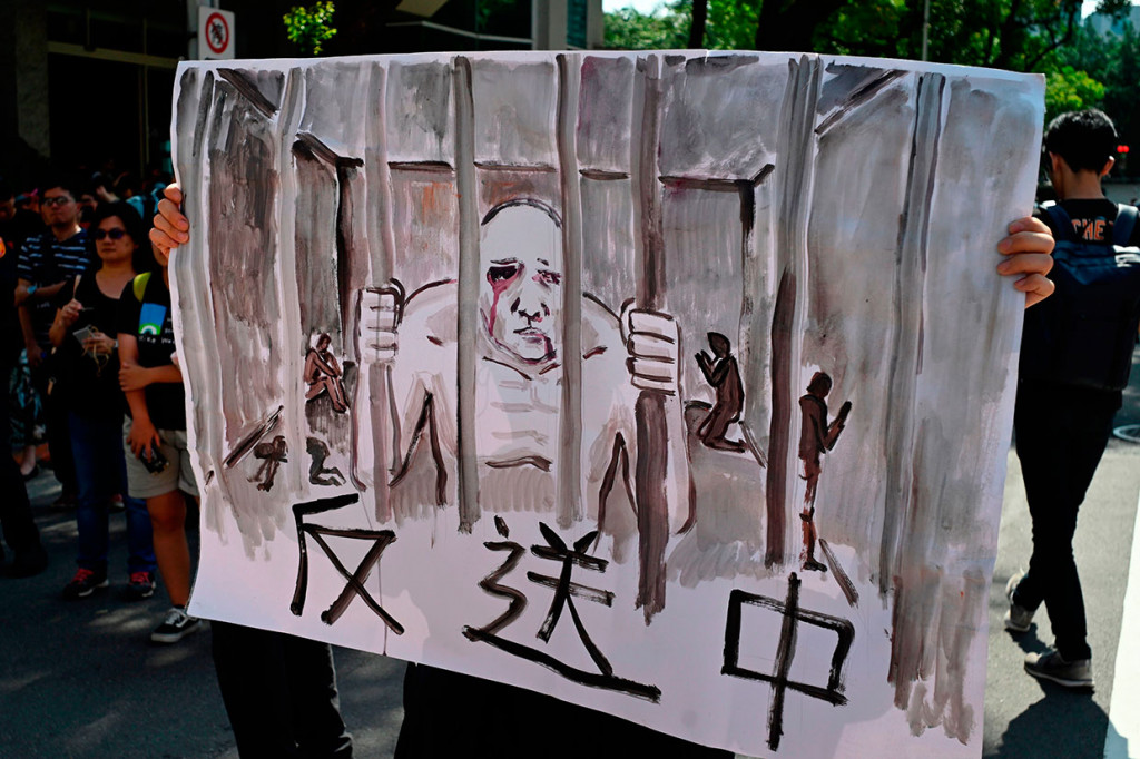 Banyak pengeritik memperingatkan RUU itu bisa mengikis status internasional di kota tersebut. Sistem pengadilan mandiri di kota itu dijamin berdasarkan hukum yang mengatur kembalinya Hong Kong dari Inggris kepada kekuasaan Tiongkok 22 tahun lalu, dan dipandang oleh masyarakat diplomatik dan pengusaha sebagai aset lamanya yang tersisa di tengah penggerogotan oleh Beijing. 