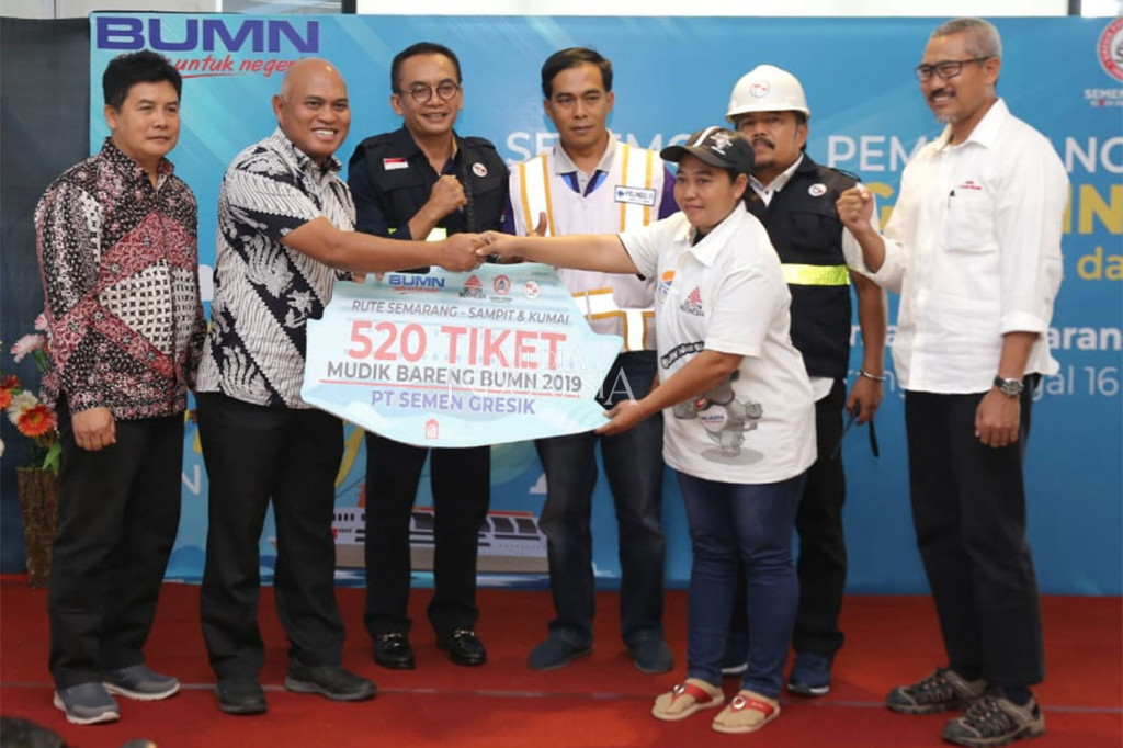 Dirut PT Semen Gresik Mukhamad Saifudin (kiri) menyerahkan tiket mudik gratis secara simbolis kepada peserta saat arus balik lebaran 2019 dalam program Mudik Bareng BUMN 2019 melalui kapal laut di Pelabuhan Tanjung Emas, Semarang, Jawa Tengah, Minggu, 16 Juni 2019. MI/Haryanto Mega