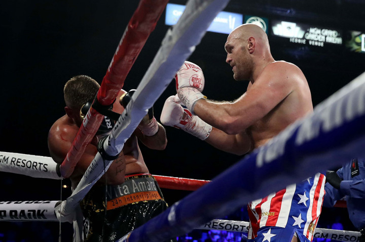 Di pertengahan ronde kedua pukulan kombinasi Furry membuat Schwarz sempoyongan dan wajahnya mengeluarkan darah. Schwarz kemudian roboh saat berada di pinggir ring. Wasit Kenny Bayless melakukan hitungan dan pertarungan dilanjutkan karena Schwarz dinilai masih sanggup bertarung.  