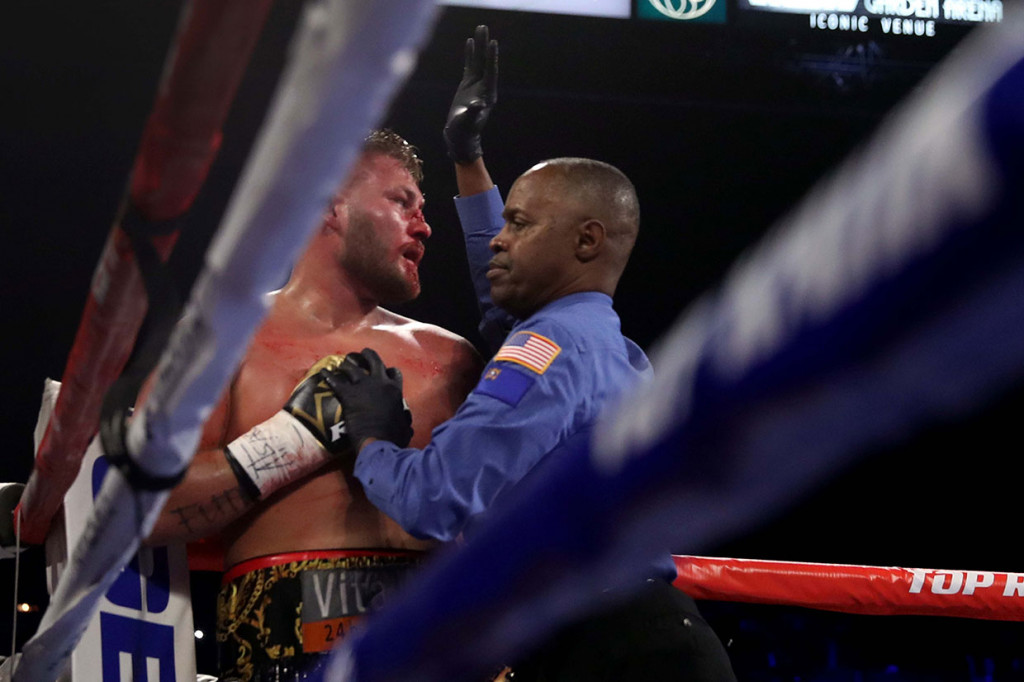 Namun, enam detik menjelang ronde kedua berakhir, Bayless memutuskan untuk menghentikan pertarungan karena Schwarz tidak bisa lagi memberikan perlawanan. Furry pun dinyatakan menang TKO di ronde kedua.    