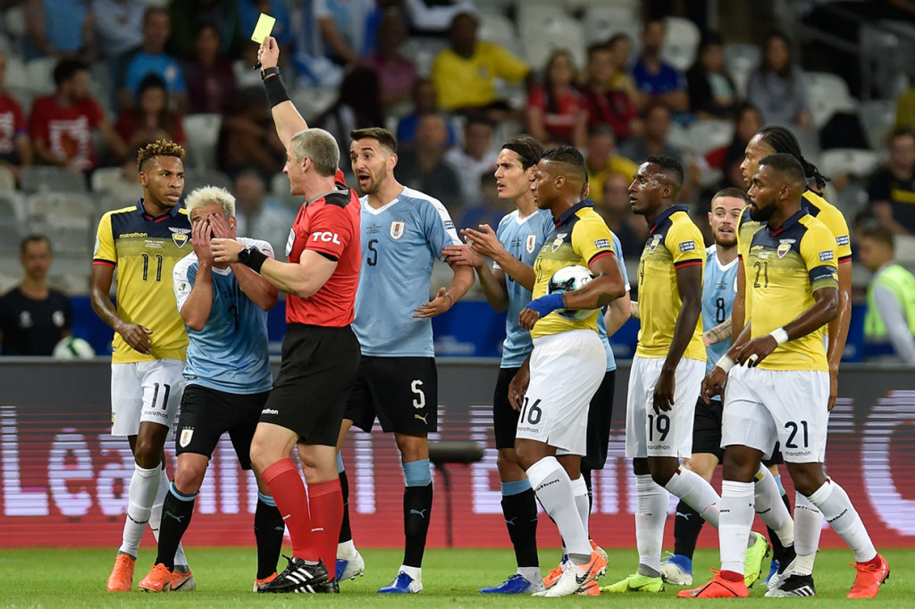 Tertinggal satu gol pada awal laga, Ekuador kemudian harus bermain dengan 10 orang pada menit ke-24. Wasit Anderson Daronco memberi kartu kuning kedua kepada bek kanan Ekuador Jose Quinteros yang melanggar Lodeiro. Afp Photo/Douglas Magno