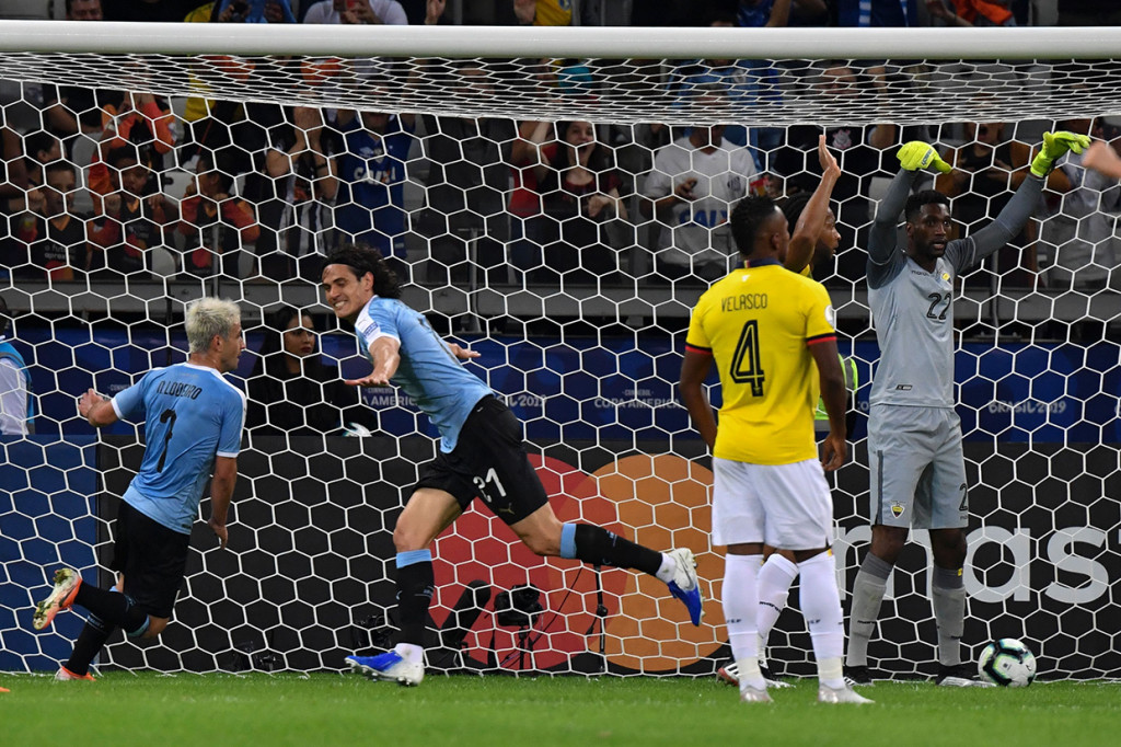 La Celeste kemudian menggandakan keunggulan pada menit ke-33 melalui Edinson Cavani. Afp Photo/Luis Acosta