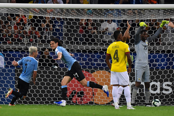 La Celeste kemudian menggandakan keunggulan pada menit ke-33 melalui Edinson Cavani. Afp Photo/Luis Acosta