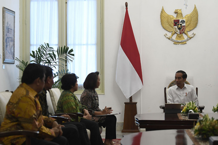 Presiden Joko Widodo (kanan) menerima Ketua Panitia Seleksi calon pimpinan Komisi Pemberantasan Korupsi (KPK) periode 2019-2023 Yenti Ganarsih (keempat kiri) bersama anggota di Istana Merdeka, Jakarta.