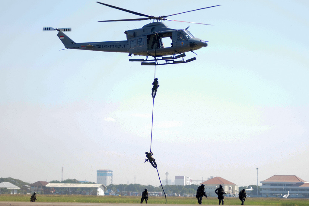 Komando Pasukan Katak (kopaska) TNI-AL dan Batalyon Intai Amfibi 2 Marinir melakukan 'fast rope' dari Heli ketika simulasi pembebasan sandera saat upacara peringatan Hari Penerbangan Angkatan Laut di Apron Hanggar Lanudal Juanda Surabaya di Sidoarjo, Jawa Timur.