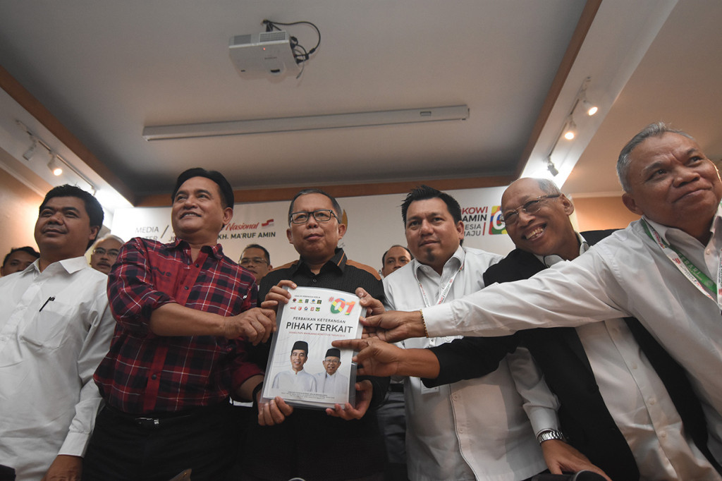 Ketua tim kuasa hukum capres dan cawapres 01, Yusril Ihza Mahendra (kedua kiri) bersama Direktur Hukum dan Advokasi Tim Kampanye Nasional (TKN) Joko Widodo-Ma'ruf Amin, Ade Irfan Pulungan (ketiga kanan) dan Wakil Ketua Tim Kampanye Nasional (TKN) Jokowi-Ma'ruf, Arsul Sani (ketiga) menunjukkan berkas perbaikan keterangan selaku pihak terkait dalam Sidang PHPU Pilpres 2019 saat konferensi pers perkembangan sidang tersebut di Rumah Pemenangan Cemara, Jakarta. Antara Foto/Indrianto Eko Suwarso