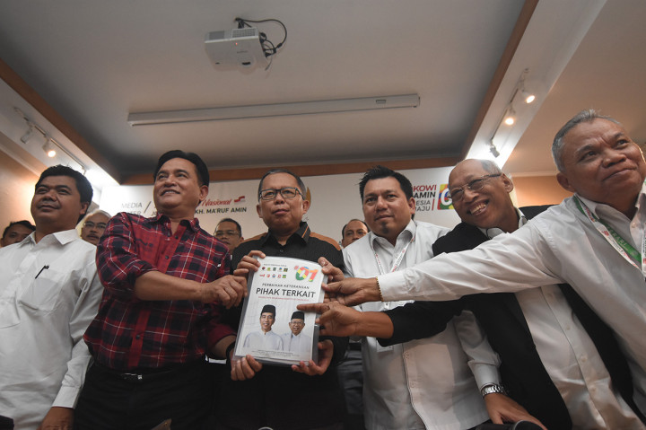 Ketua tim kuasa hukum capres dan cawapres 01, Yusril Ihza Mahendra (kedua kiri) bersama Direktur Hukum dan Advokasi Tim Kampanye Nasional (TKN) Joko Widodo-Ma'ruf Amin, Ade Irfan Pulungan (ketiga kanan) dan Wakil Ketua Tim Kampanye Nasional (TKN) Jokowi-Ma'ruf, Arsul Sani (ketiga) menunjukkan berkas perbaikan keterangan selaku pihak terkait dalam Sidang PHPU Pilpres 2019 saat konferensi pers perkembangan sidang tersebut di Rumah Pemenangan Cemara, Jakarta. Antara Foto/Indrianto Eko Suwarso
