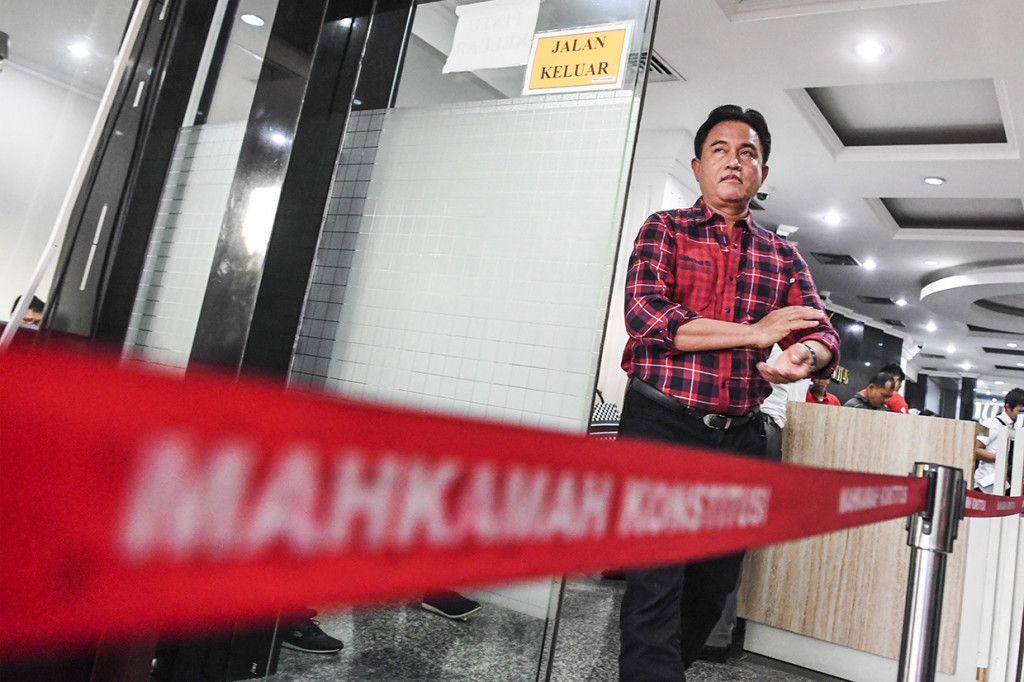 Ketua kuasa hukum Tim Kampanye Nasional (TKN) pasangan Calon Presiden dan Calon Wakil Presiden nomor urut 01 Yusril Ihza Mahendra berjalan keluar seusai menyerahkan berkas materi jawaban di Gedung Mahkamah Konstitusi di Jakarta. Antara Foto/Hafidz Mubarak A