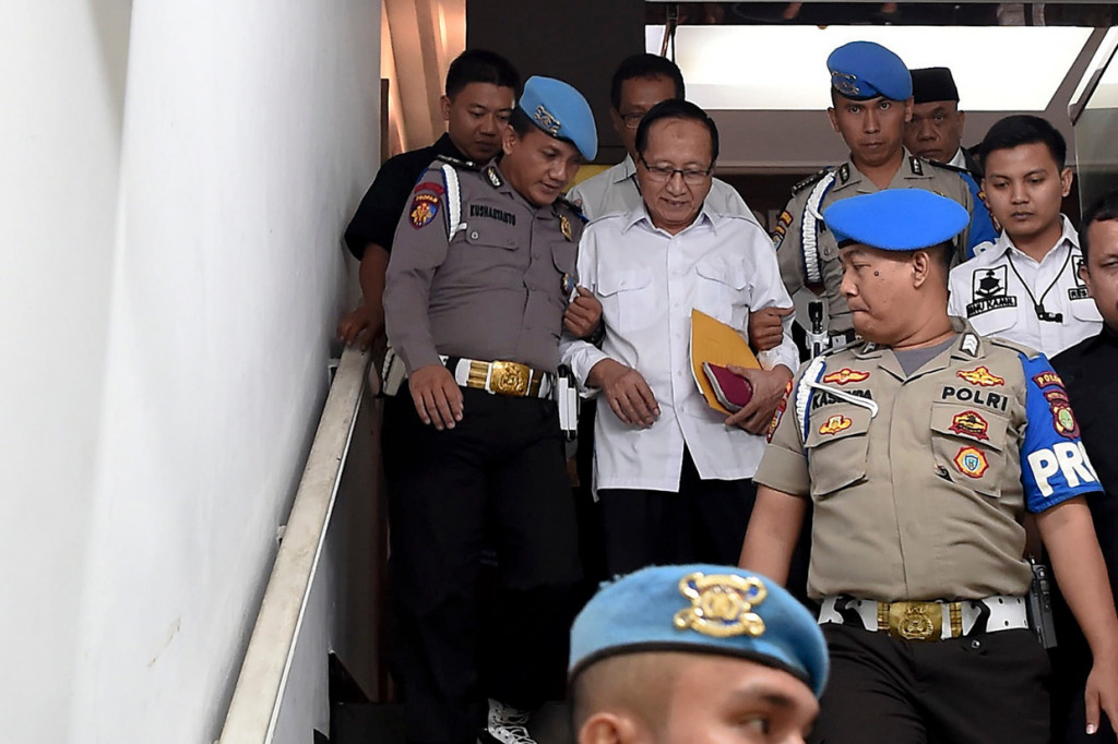Sofyan keluar dari ruangan penyidik pukul 00.15 dengan dikawal aparat kepolisian.