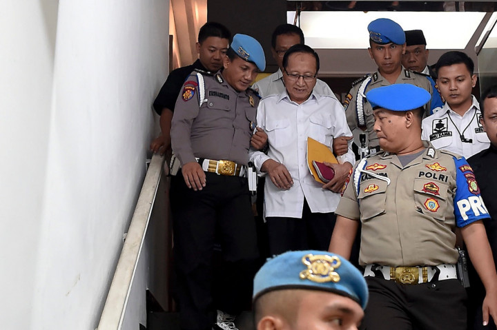 Sofyan keluar dari ruangan penyidik pukul 00.15 dengan dikawal aparat kepolisian.