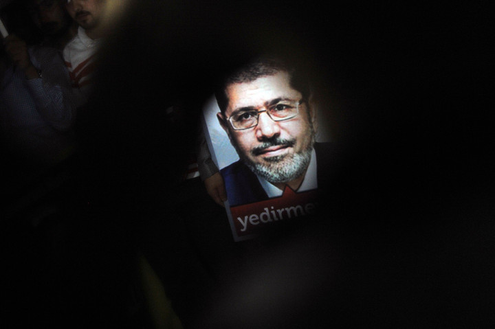 Televisi pemerintah Mesir mengatakan Mohammed Morsi (67) menghadiri sesi pengadilan pada hari Senin atas tuduhan spionase, ketika dia tiba-tiba pingsan dan kemudian meninggal sebelum sempat dibawa ke rumah sakit. Afp Photo/Ozan Kose
