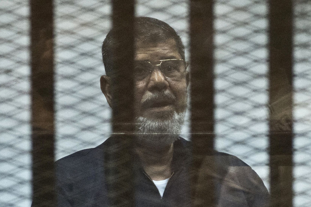 Meninggalnya Morsi terjadi sesaat setelah dia berbicara dari balik sangkar kaca, tempat di mana dia ditahan selama sesi persidangan. Afp Photo/Khalied Desouki