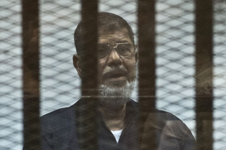 Meninggalnya Morsi terjadi sesaat setelah dia berbicara dari balik sangkar kaca, tempat di mana dia ditahan selama sesi persidangan. Afp Photo/Khalied Desouki