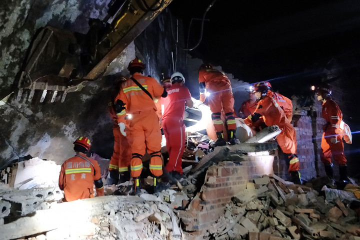Sebuah hotel dekat pusat gempa hancur akibat gempa ini.