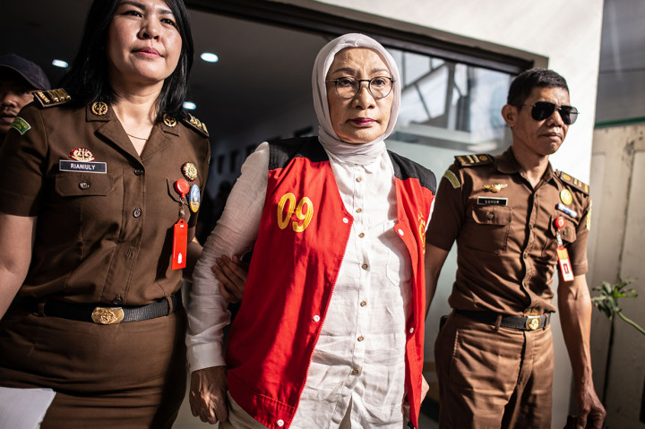 Terdakwa kasus dugaan penyebaran berita bohong atau hoaks Ratna Sarumpaet dengan penjagaan dari pihak kejaksaan bersiap mengikuti sidang lanjutan di PN Jakarta Selatan, Jakarta.