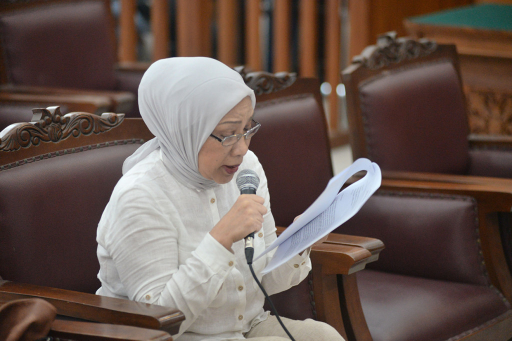 Sambil menangis, Ratna mengatakan, dirinya tidak pernah bermaksud menyampaikan kebohongan kepada masyarakat.
