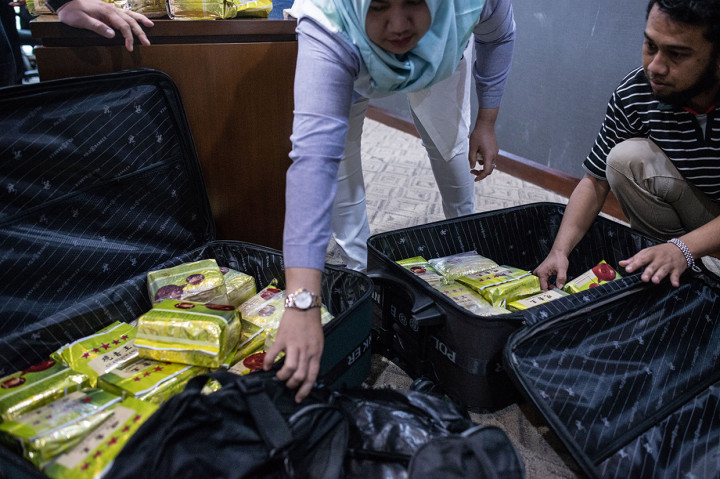 Sebuah pulau kecil di Kepulauan Riau (Kepri), bernama Alang Bakau, dijadikan tempat penyimpanan puluhan kilogram narkoba jenis sabu. Praktik penyimpanan sabu dengan modus pulau tak berpenghuni tersebut terendus polisi.