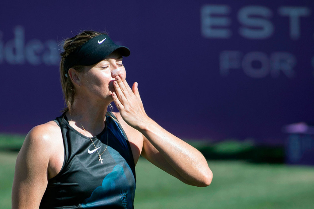 Maria Sharapova melakukan selebrasi usai memastikan diri melaju ke putaran kedua turnamen tenis Mallorca Open, Selasa, 18 Juni 2019 waktu setempat.