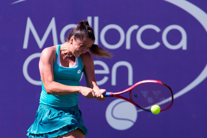 Di set kedua Sharapova tidak memberi kesempatan petenis Slovakia peringkat 46 dunia dan masih berusia 21 tahun itu untuk berkembang dan menang dengan skor telak 6-0.