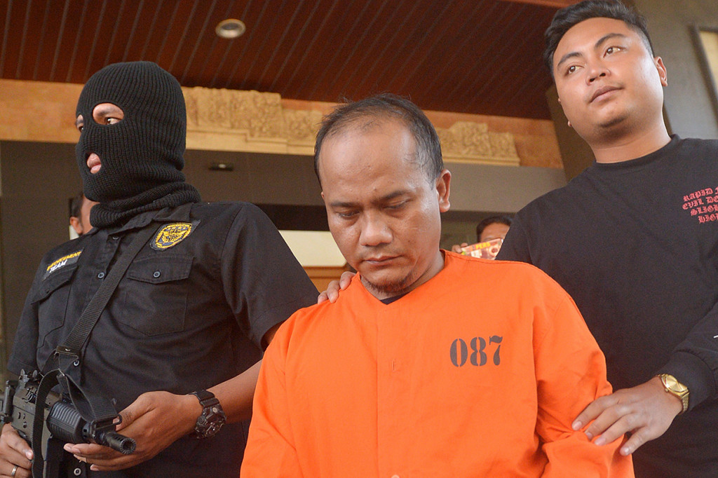 Sedangkan AW yang merupakan pria asal Bandung ditangkap setelah terungkap sebagai pemilik kiriman paket dari Malaysia yang berisi 195 butir ekstasy dan 167,66 gram kristal sabu-sabu.