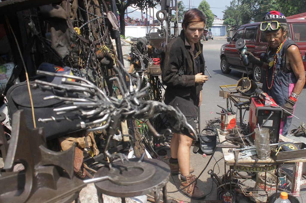 Kolaborasi pematung Indonesia-Inggris tersebut merupakan salah satu upaya mensosialisasikan pemanfaatan besi bekas sebagai karya seni.