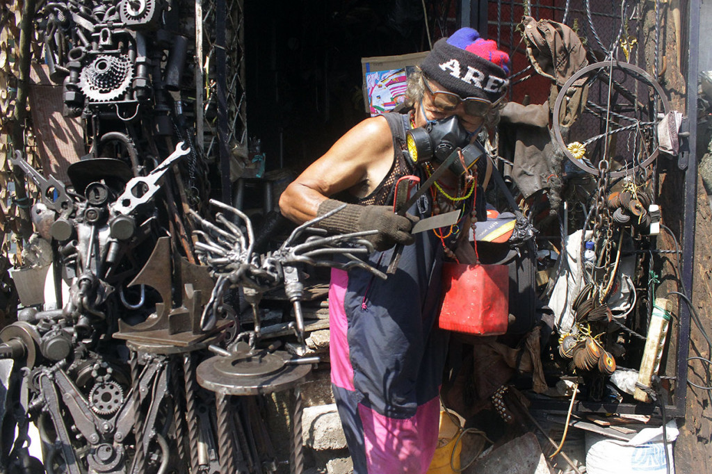 Sumarsono, yang dijuliki 'Man of Steel' telah dikenal bukan hanya seniman dalam negeri, namun juga tenar di luar negeri. Karyanya telah tersebar di berbagai negara di Asia, Afrika, Australia, maupun Eropa. Karya seninya dia buat dari besi bekas yang diperoleh dari pasar loak.