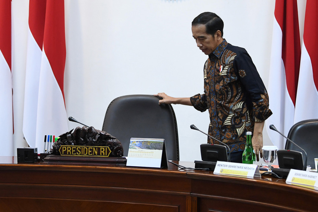 Presiden Joko Widodo bersiap memimpin rapat terbatas persiapan KTT Asean dan KTT G20 di Kantor Presiden, Jakarta.
