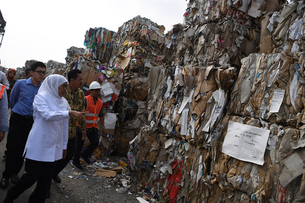 Mojokerto: Tumpukan sampah impor terlihat di Desa Bangun, Mojokerto, Jawa Timur, Rabu, 19 Juni 2019. Berdasarkan data Lembaga Kajian Ekologi dan Konservasi Lahan Basah Ecoton, masuknya sampah dengan merk dan lokasi jual di luar Indonesia, diduga akibat kebijakan Tiongkok menghentikan impor sampah plastik dari sejumlah negara di Uni Eropa dan Amerika yang mengakibatkan sampah plastik beralih tujuan ke negara-negara di ASEAN. Antara Foto/Zabur Karuru
