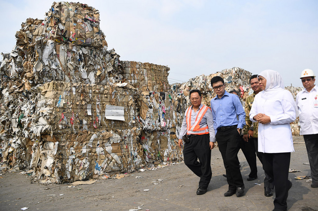 Berdasarkan data Lembaga Kajian Ekologi dan Konservasi Lahan Basah Ecoton, masuknya sampah dengan merk dan lokasi jual di luar Indonesia, diduga akibat kebijakan Tiongkok menghentikan impor sampah plastik dari sejumlah negara di Uni Eropa dan Amerika yang mengakibatkan sampah plastik beralih tujuan ke negara-negara di ASEAN. 