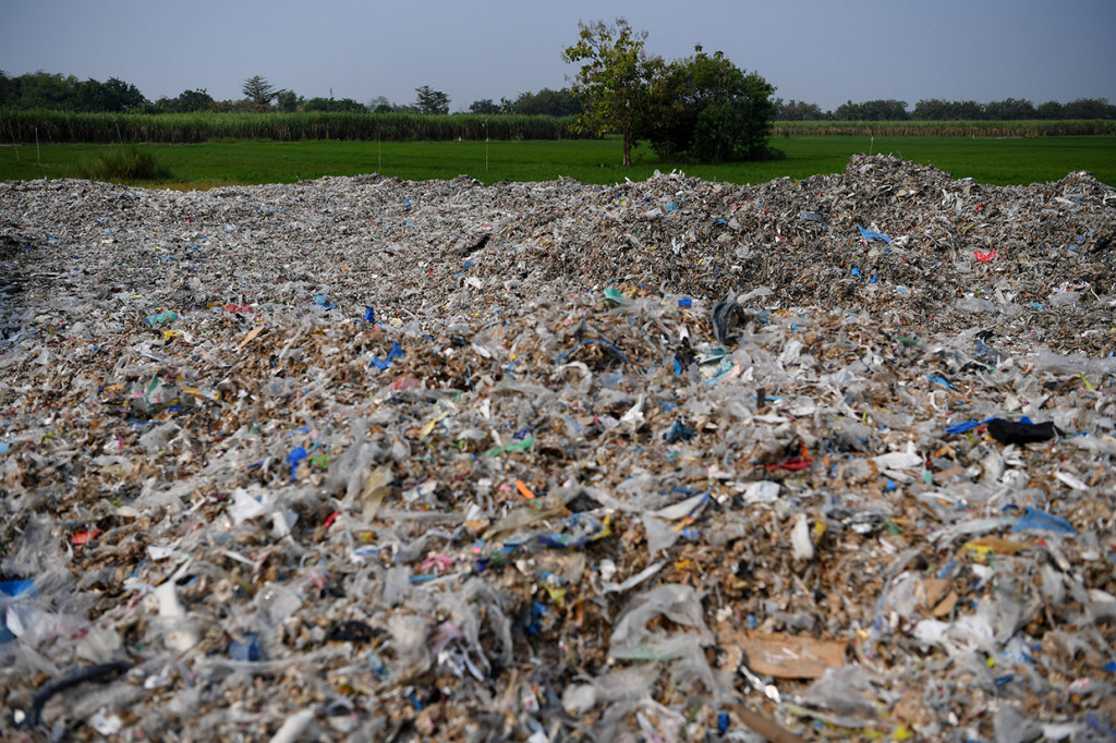 Indonesia diperkirakan menerima sedikitnya 300 kontainer yang sebagian besar menuju ke Jawa Timur setiap harinya. 