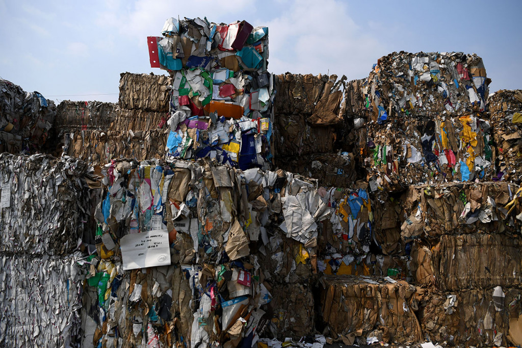 Tumpukan sampah kertas yang diimpor oleh sebuah perusahaan pabrik kertas sebagai bahan baku kertas di Mojokerto, Jawa Timur.
