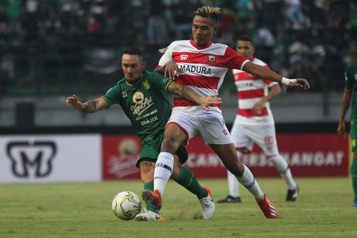 Dalam laga tersebut, Persebaya ditahan imbang Madura United dengan skor 1-1. 