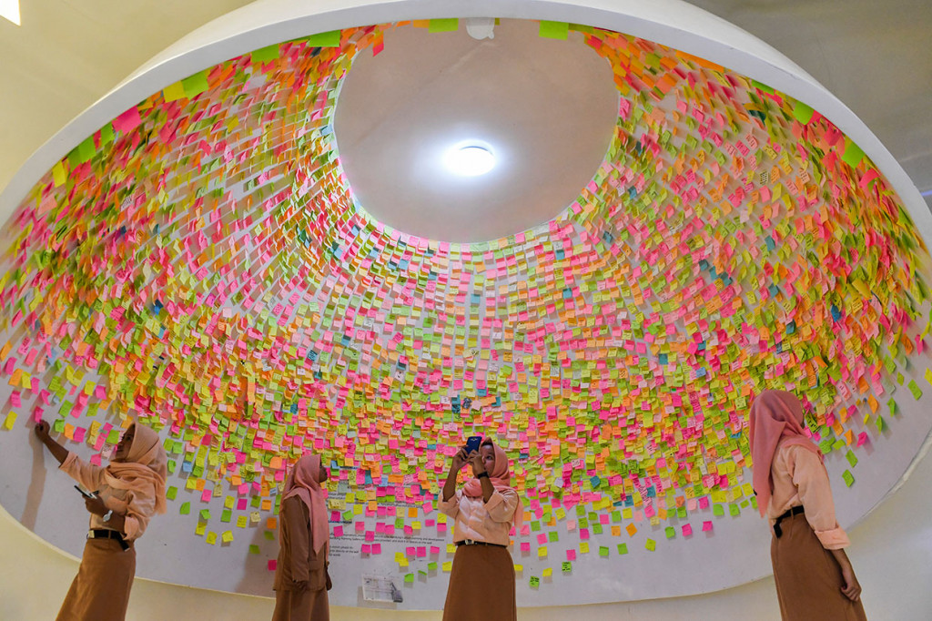 Pengunjung melihat ribuan 'post it' warna-warni di Bandung Planning Gallery di Bandung, Jawa Barat, Rabu, 19 Juni 2019. Di tempat ini pengunjung dapat menuliskan impiannya tentang masa depan Bandung dan peran yang dilakukan untuk kemajuan Kota Bandung.