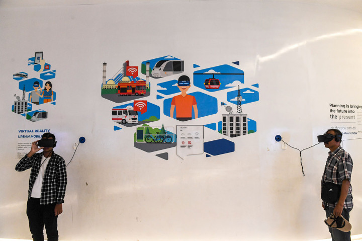 Pengunjung menggunakan teknologi (virtual reality) VR saat berkunjung di Bandung Planning Gallery di Bandung, Jawa Barat. Lewat VR pengunjung dapat merasakan sensasi menaiki monorel yang akan menjadi sarana transportasi Kota Bandung di masa yang akan datang.