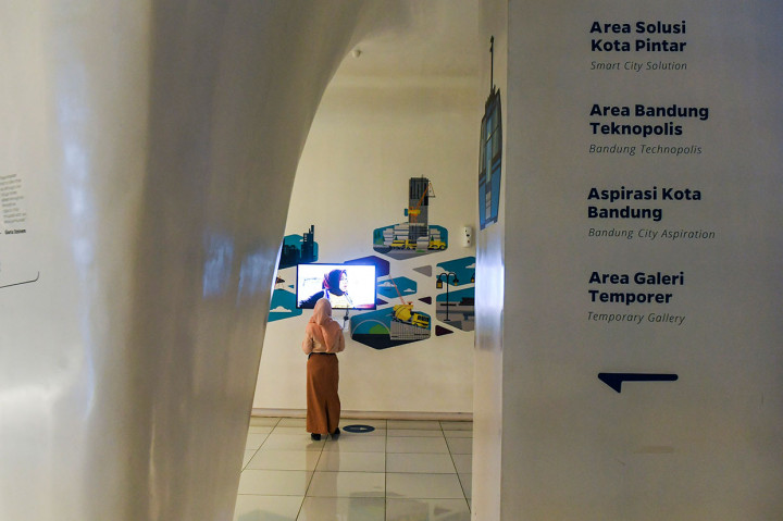 Pengunjung mengamati informasi smart city saat berkunjung di Bandung Planning Gallery di Bandung, Jawa Barat. Di enam layar video yang disediakan, pengunjung dapat menikmati penuturan konsep umum, tahap pengembangan, dan harapan masyarakat terkait rencana-rencana tersebut.